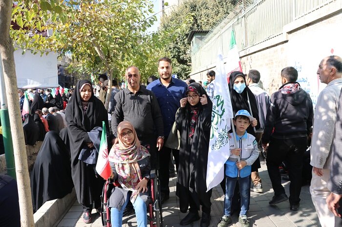 حضور کارکنان موسسه خدمات درمانی بسیجیان به همراه خانواده در راهپیمایی 13 آبان