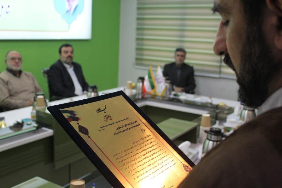 سردار تقی‌زاده با لوح تقدیر بنیاد تعاون، از نقش محوری دکتر مشعلچی قائم‌مقام محترم رئیس بیمه مرکزی  در موفقیت «طرح ملی رویش امید» قدردانی کرد.